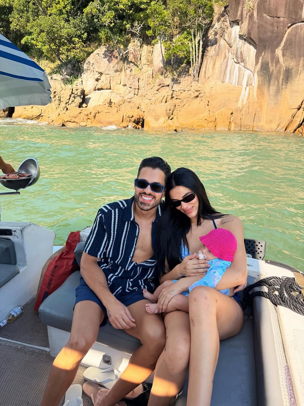 Key Alves posa com marido e filha durante passeio e afirma: 'Eu venci'