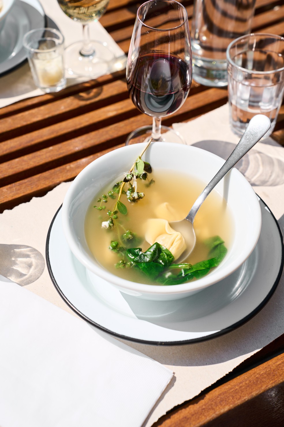 Pasta in brodo com verdura do dia — Foto: Laís Acsa/ Divulgação