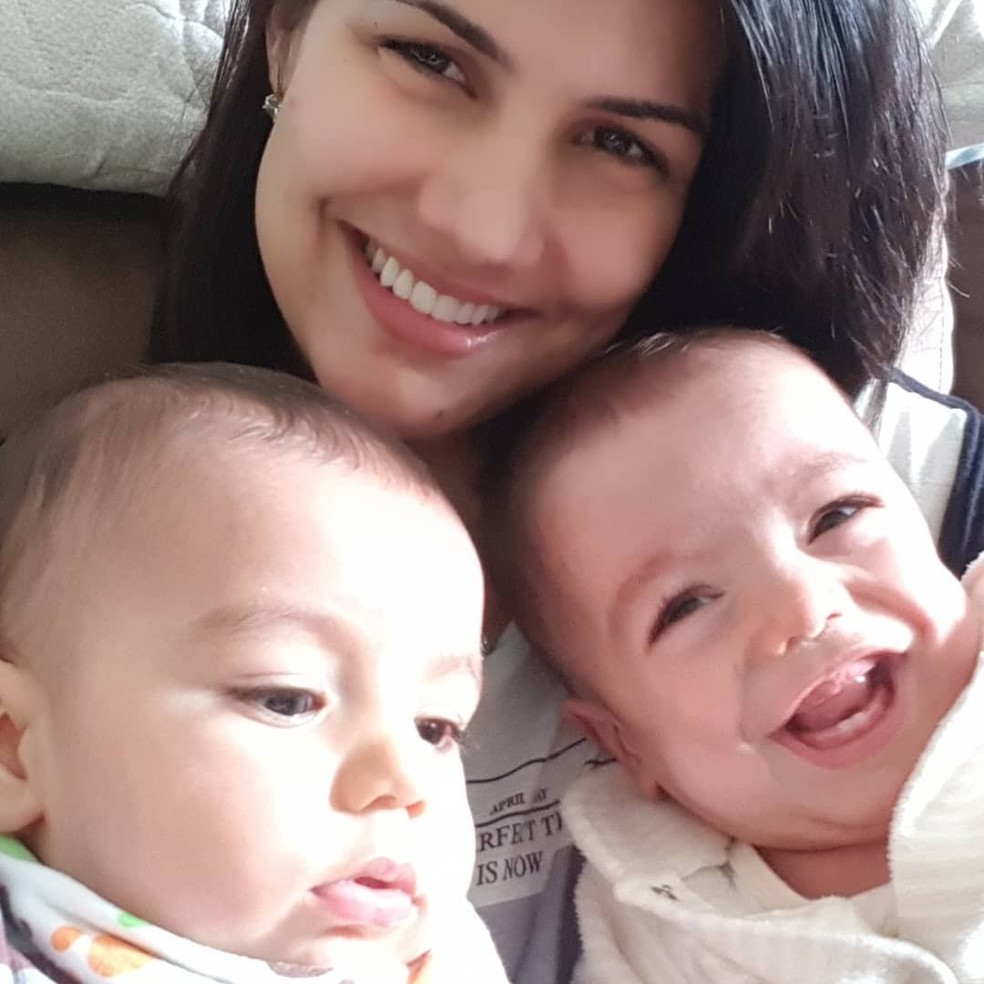 Mariana Felício posa com gêmeos e se derrete: 'Tem coisa mais gostosa?'