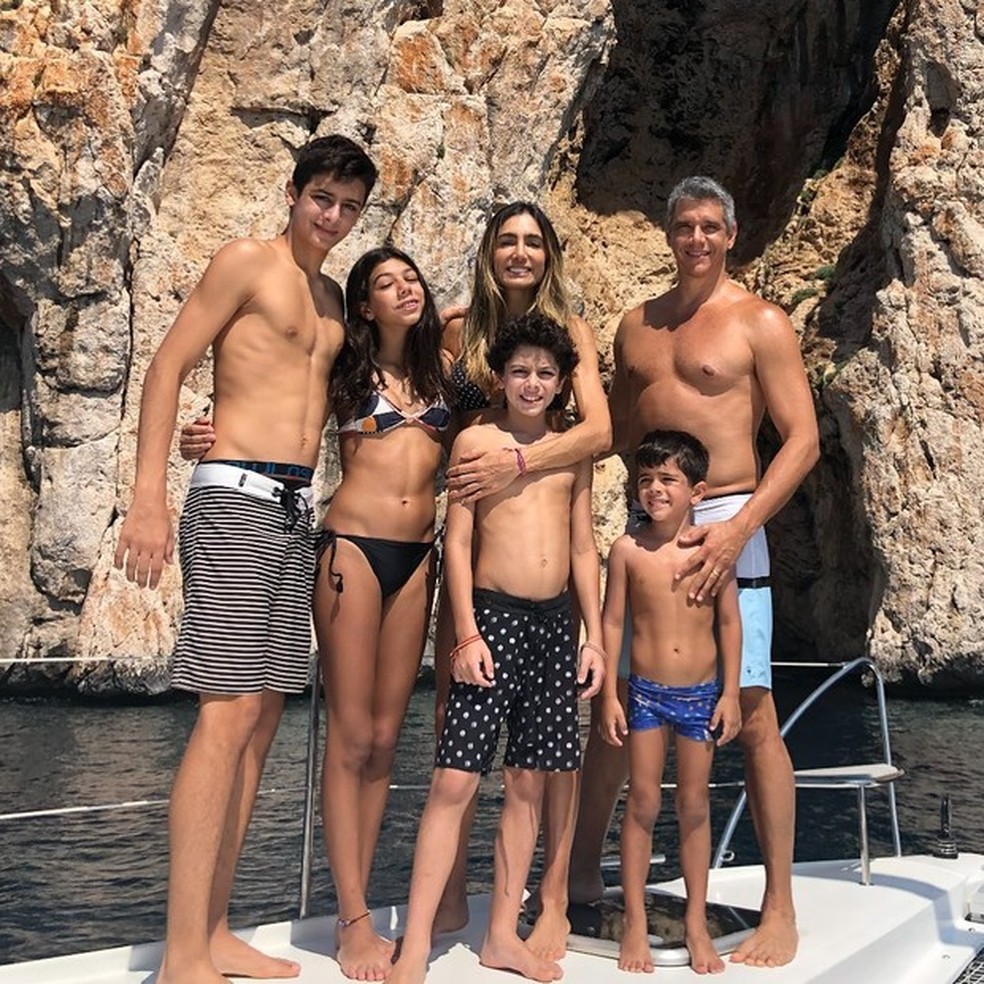Marcio Garcia, a esposa Andrea, e os filhos, Pedro, Nina, Felipe e João (Foto: Reprodução/Instagram) — Foto: Vogue