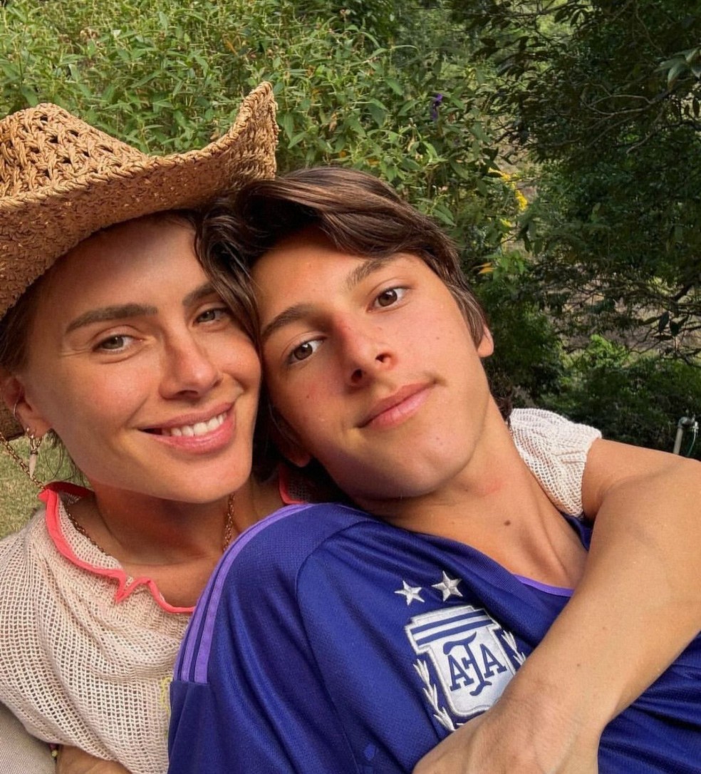 Carolina Dieckmann posa com o filho, José Worcman — Foto: Reprodução/Instagram