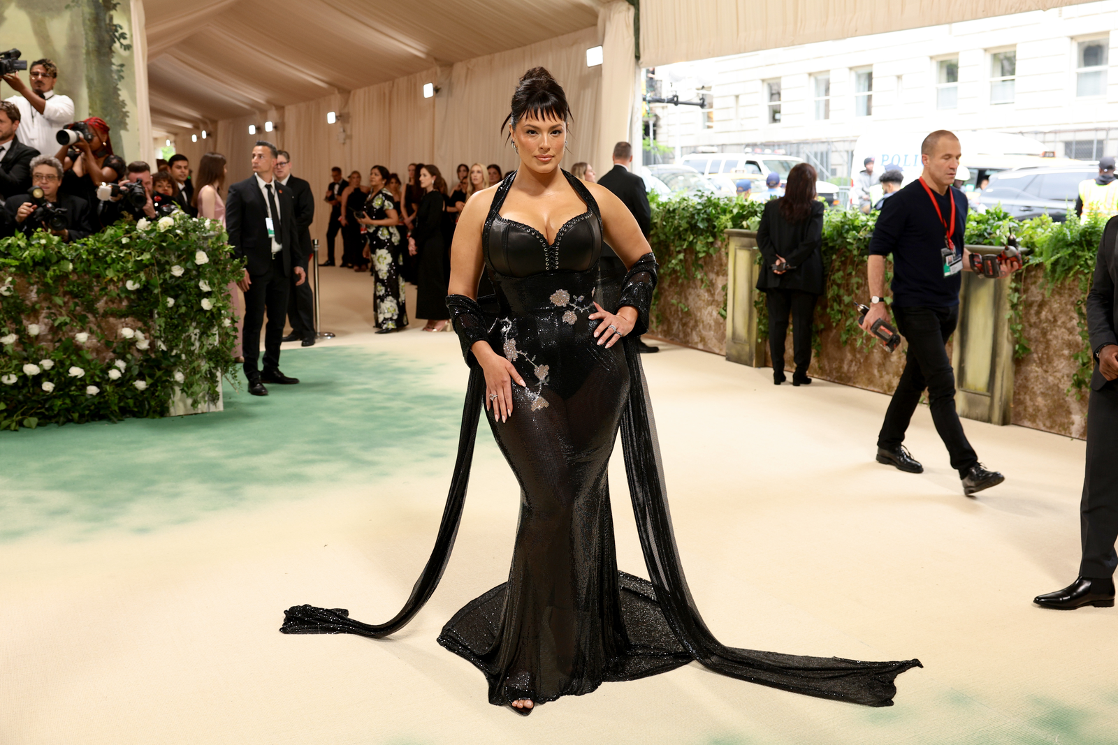 Emily Ratajkowski aposta em transparência no MET Gala 2024