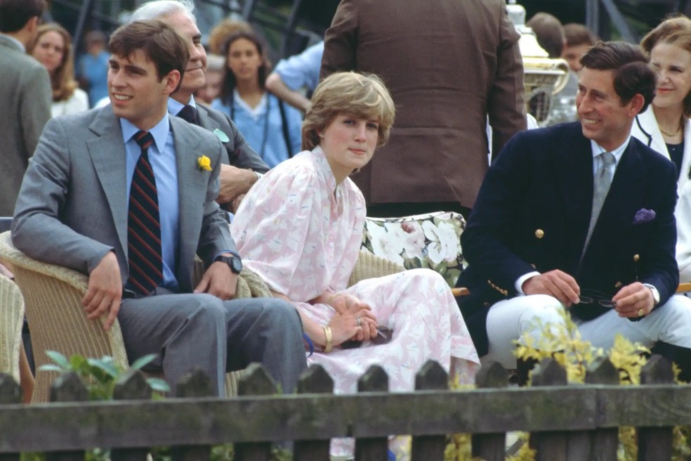 O príncipe Andrew, Lady Diana Spencer e o príncipe Charles assistem à partida de polo Cartier International no gramado de Smith, em Windsor, em 26 de julho de 1981 — Foto: GettyImages