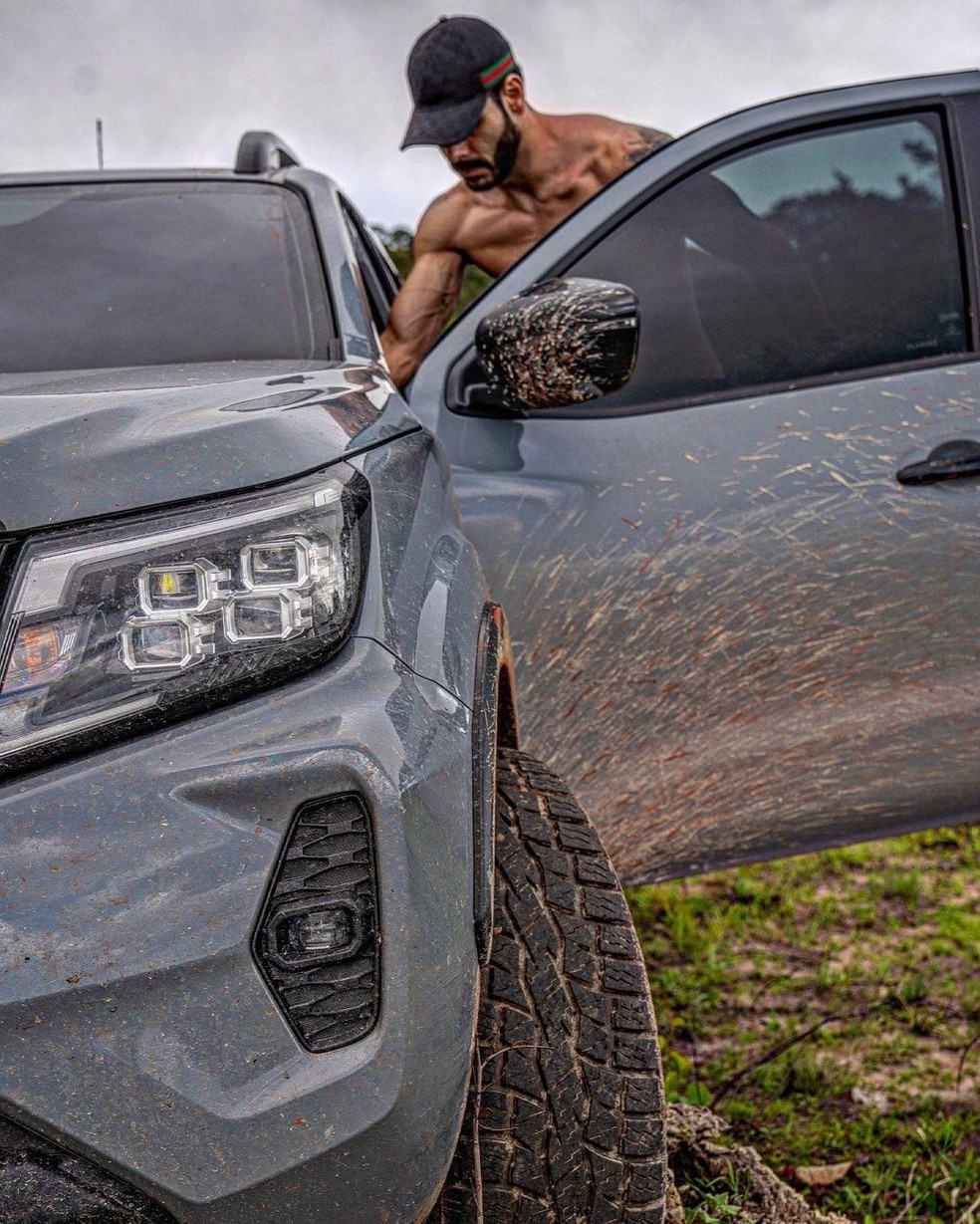 Rodolffo Matthaus curte véspera de feriado com seu carro luxuoso