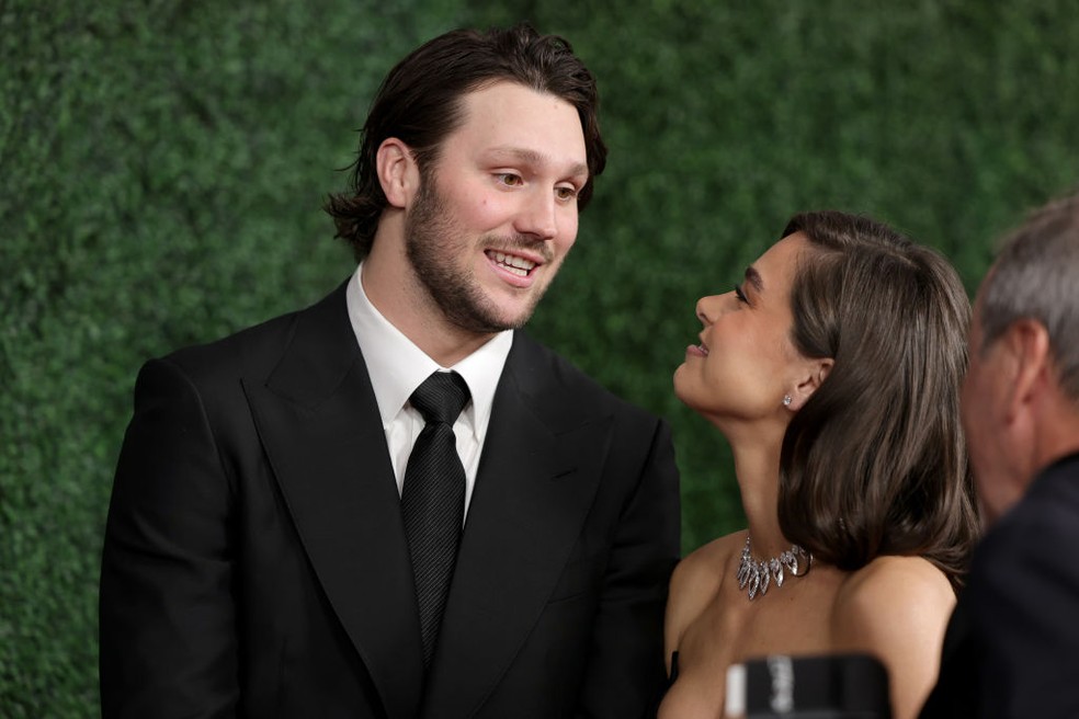 Josh Allen e Hailee Steinfeld — Foto: GettyImages
