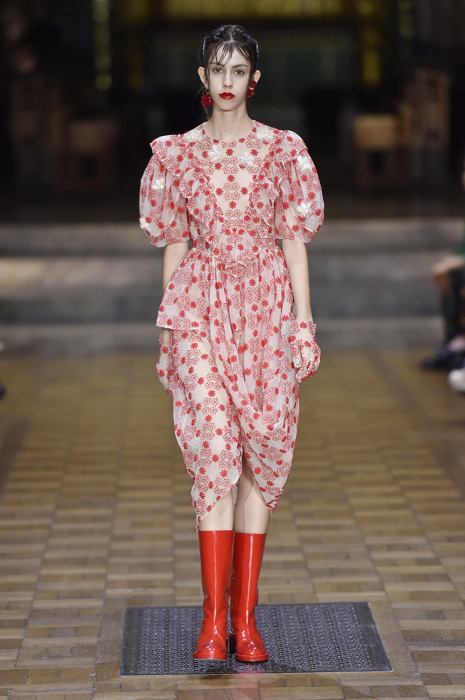 Simone Rocha assina verão romântico e marcado pela sensibilidade