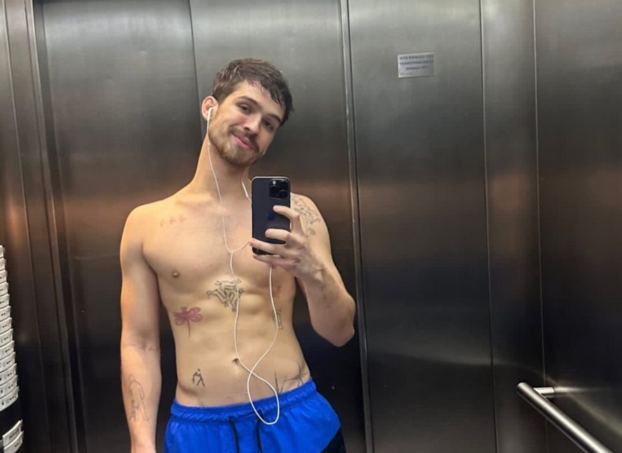 João Guilherme publica selfie no espelho e clama pelo verão