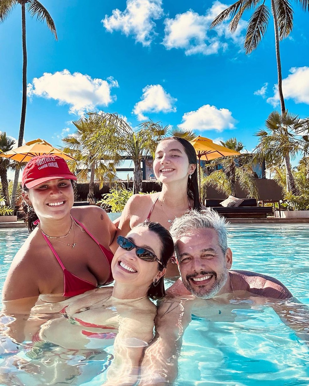 Flávia Alessandra, as filhas Giulia e Olívia e o marido Otaviano Costa — Foto: Reprodução/Instagram
