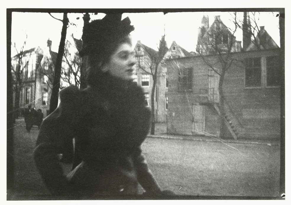 Uma mulher na Amsterdã do final do século XIX, fotografada por George Hendrik Breitner — Foto: Getty Images