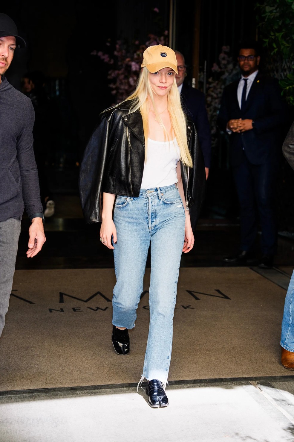 Sapatos Tabi ou com bico fino serão a estrela do look e a chave para dar um toque especial ao jeans de perna reta — Foto: Getty Images