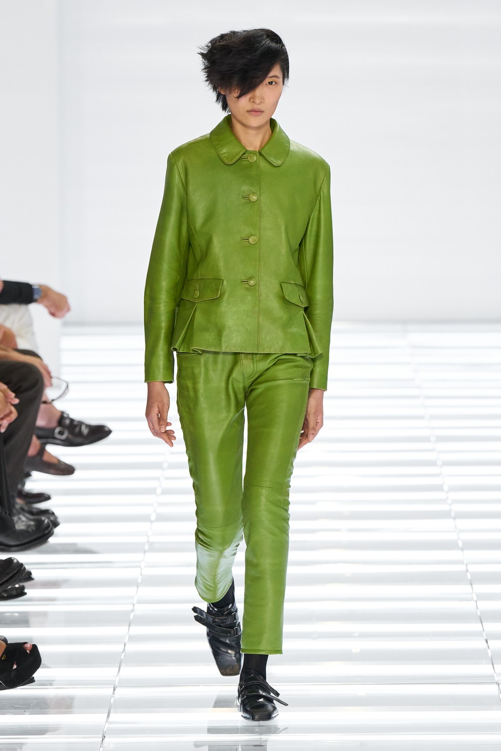 Em um cenário comparedes brancas luminosas, Miuccia Prada e Raf Simons apresentaram uma alfaiataria ultraskinny repleta de calças cortadas como um jeans clássico de cinco bolsos, mas feitas de couro, tecidos de alfaiataria ou tramas coloridas e estampadas — Foto: Launchmetrics Spotlight