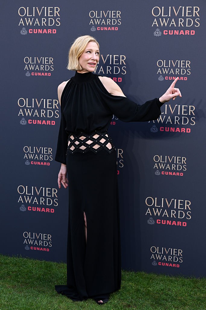 Cate Blanchett faz gesto obsceno no tapete vermelho do Olivier Awards 2026 após incidente com fotógrafo