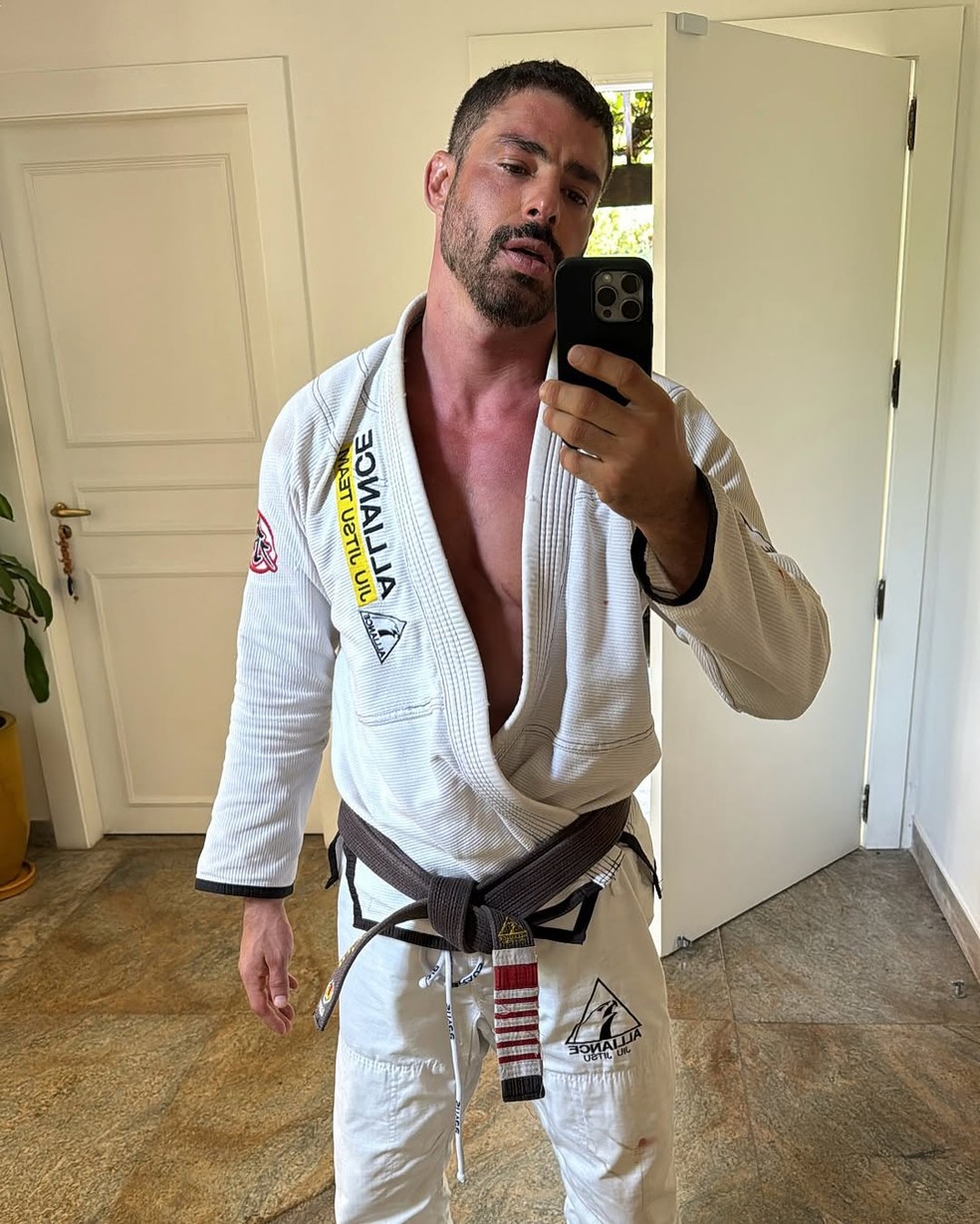 Cauã Reymond exibe sequência de selfies: 'Espelho, espelho meu'