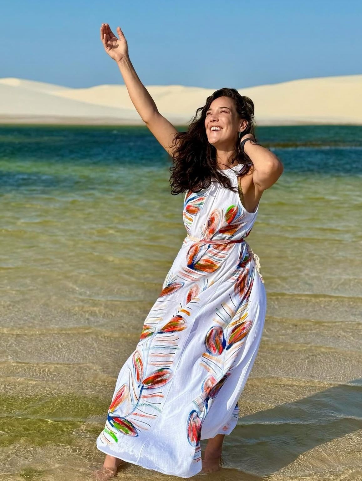 Adriana Birolli é fotografada pelo marido em lua de mel nos Lençóis Maranhenses