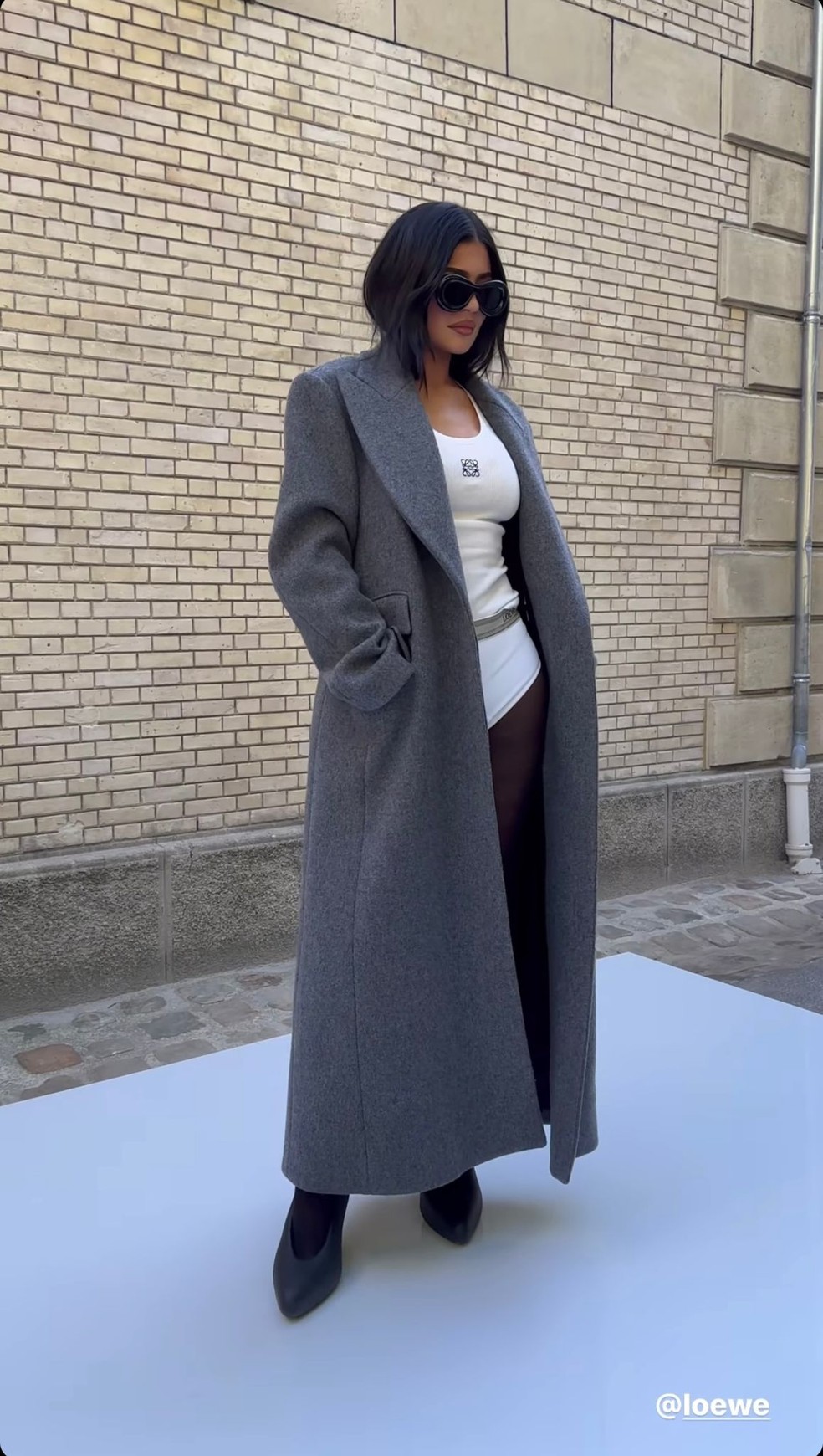 Kylie Jenner ᴀssiste ao desfile da Loewe com styling inusitado: meia-calça  e cueca | Moda | Vogue