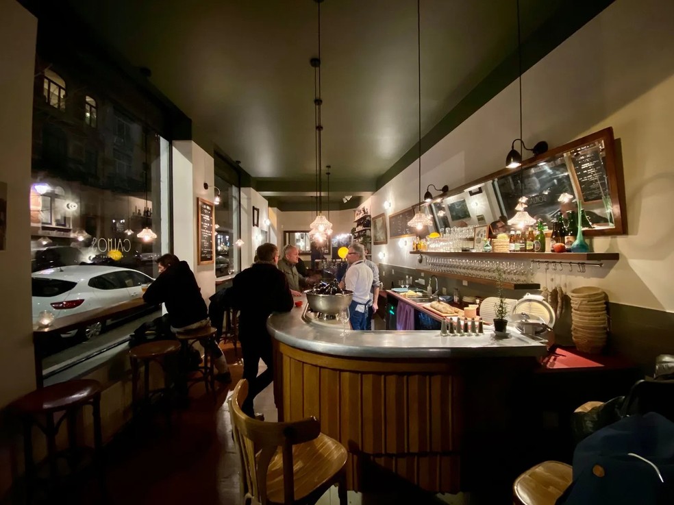 Por dentro do bistrô e bar de vinhos Calmos — Foto: Getty Images