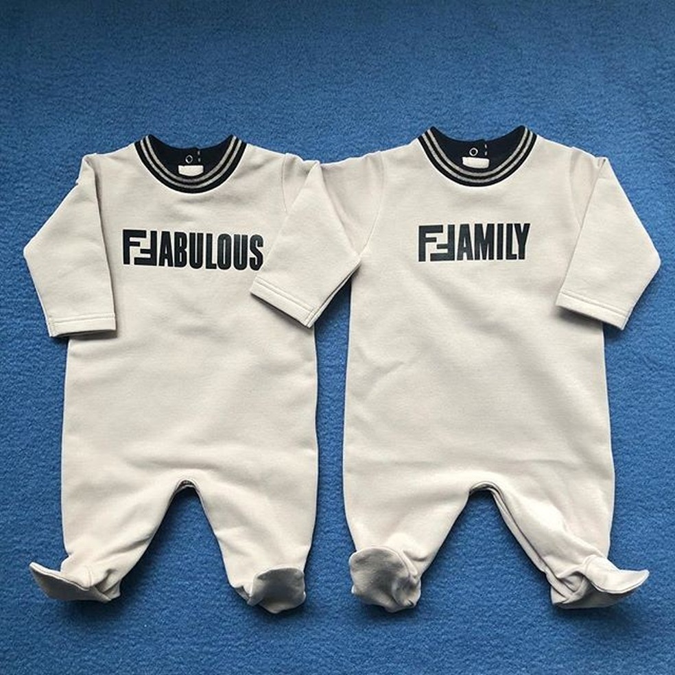 Silvia Fendi anuncia a chegada dos netos gêmeos, Tazio e Dardo, com imagem de macacões da Fendi (Foto: Reprodução/Instagram) — Foto: Vogue