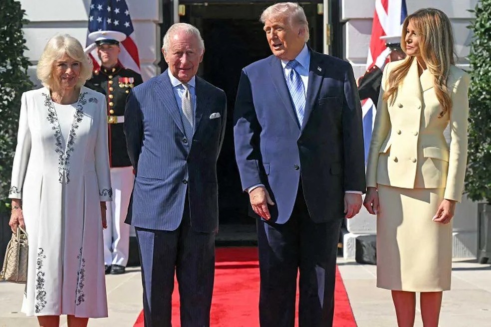 A rainha Camilla, o rei Charles, o presidente Donald Trump e a primeira-dama Melania Trump na Casa Branca em 27 de abril de 2026 — Foto: GettyImages