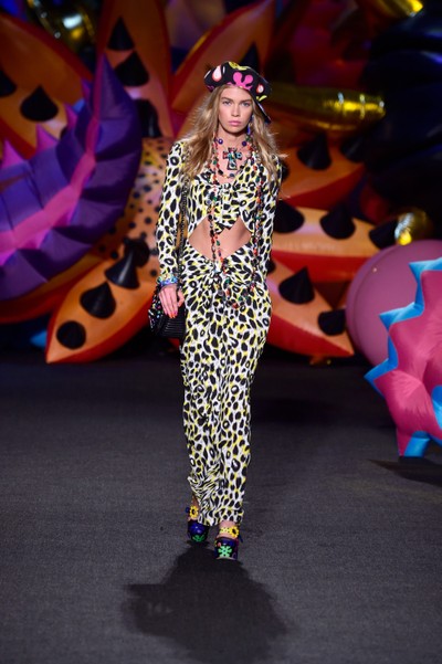 O desfile flower power de cruise 2017 da Moschino em Los Angeles