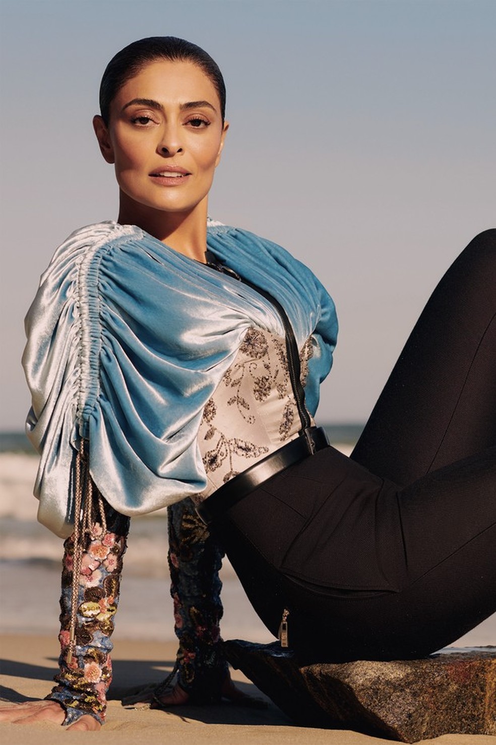 Juliana Paes veste Louis Vuitton (Foto: Hick Duarte; Edição de moda: Pedro Sales; Beleza: Henrique Martins) — Foto: Vogue
