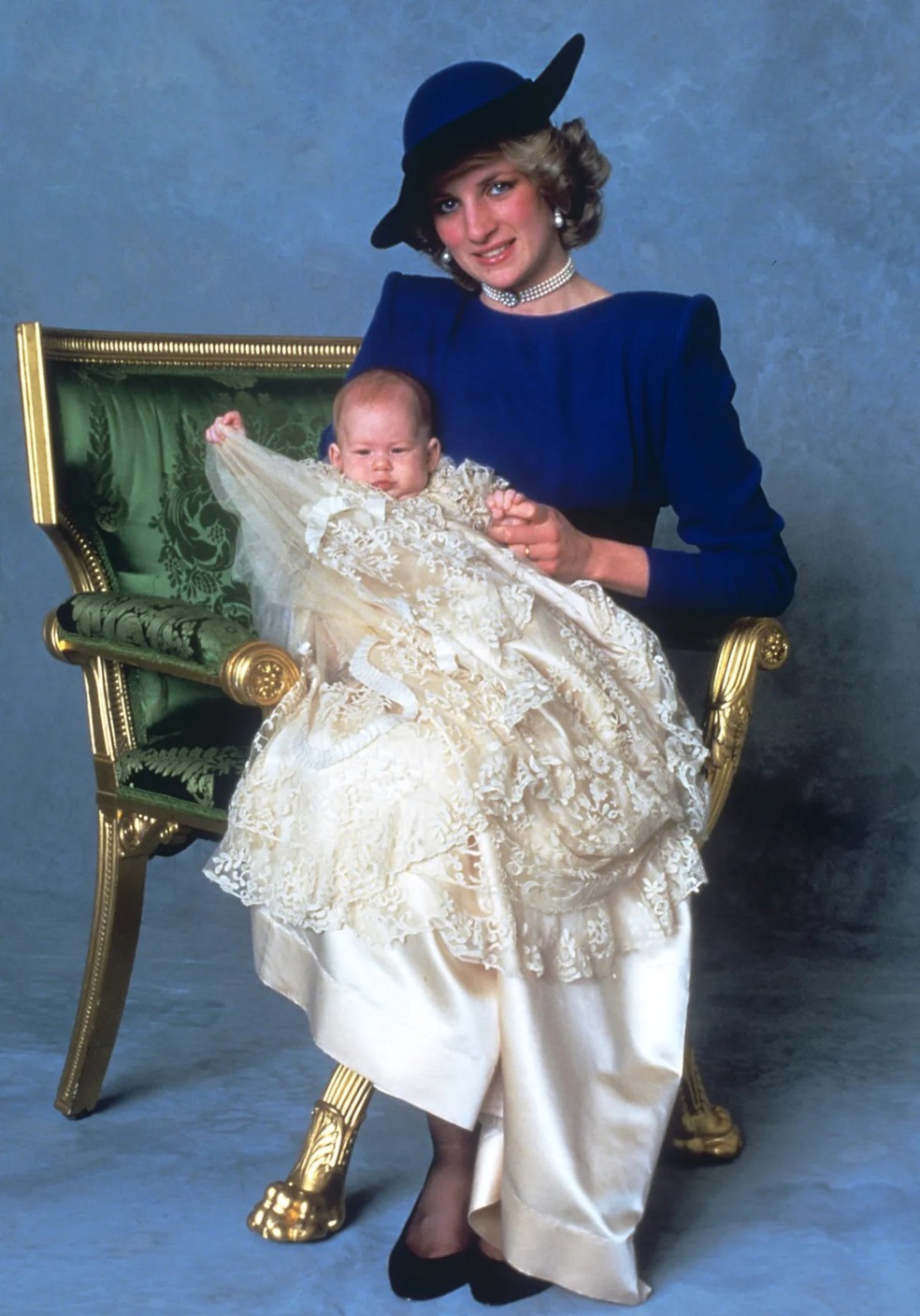 A princesa Diana segura o príncipe Harry no dia de seu batizado, 21 de dezembro de 1984 — Foto: PA Images via Getty
