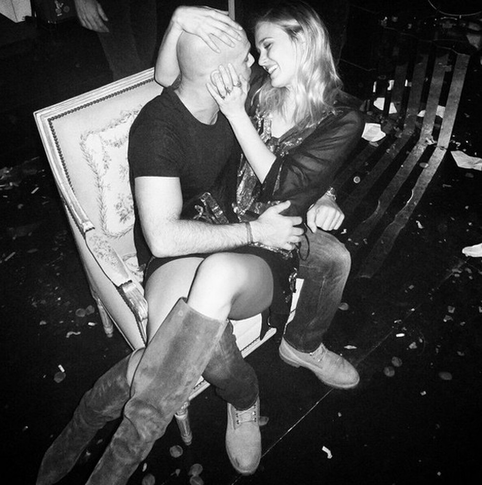 Bar Refaeli: toda apaixonada (Foto: Reprodução/ Instagram) — Foto: Vogue