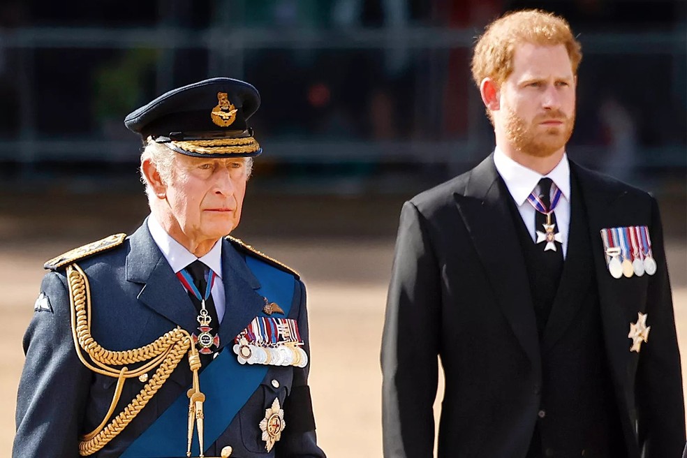 Charles e Harry no funeral da Rainha Elizabeth — Foto: GettyImages