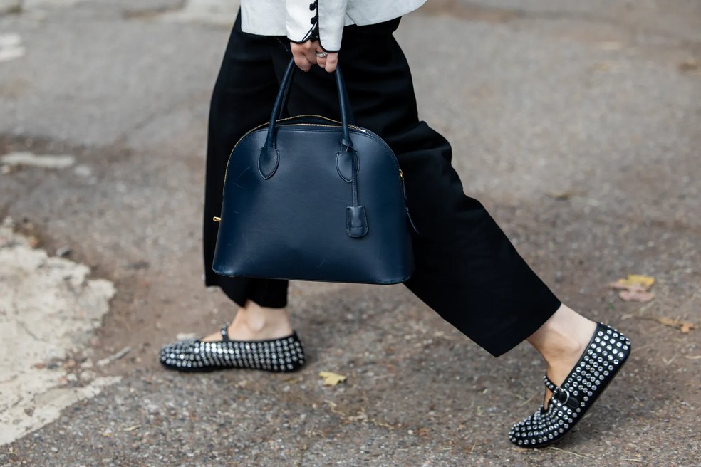 Sapatos com brilho no street style — Foto: Getty Images