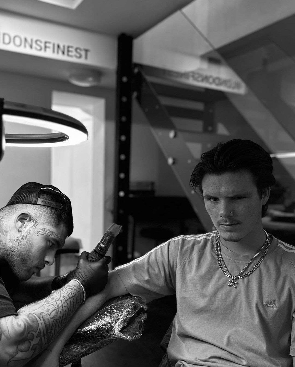 Cruz Beckham no tatuador — Foto: Instagram