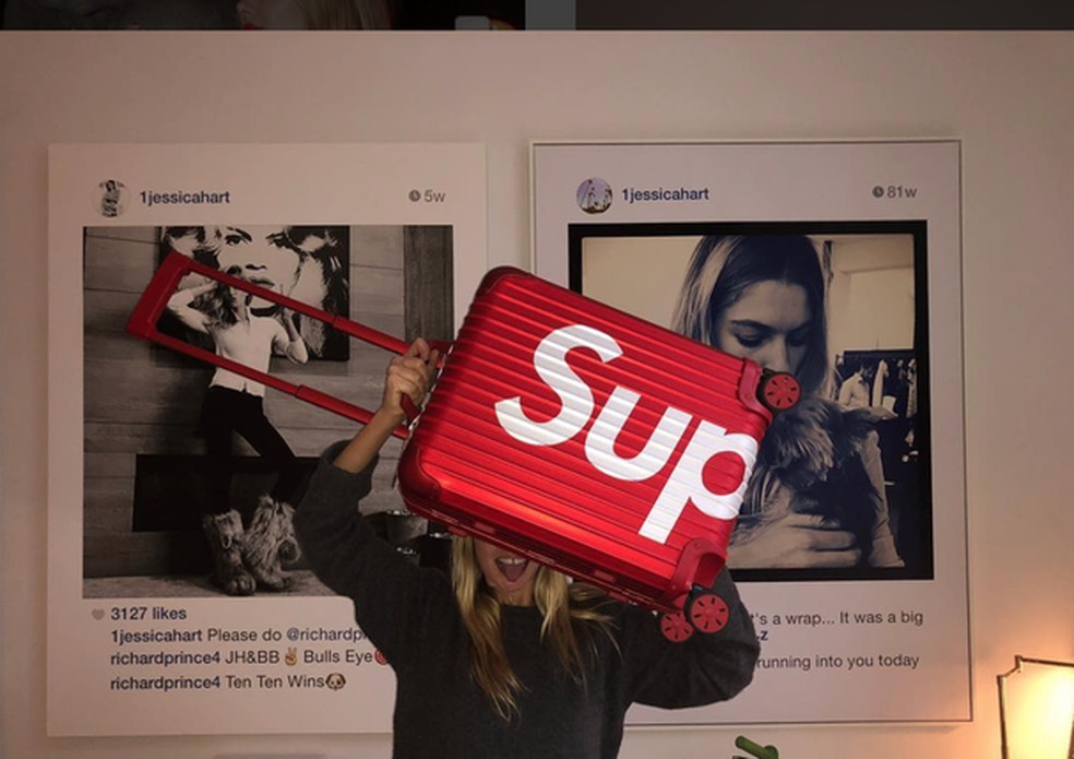 Jessica Hart e sua Topas da dobradinha Rimowa x Supreme (Foto: Reprodução/Instagram) — Foto: Vogue
