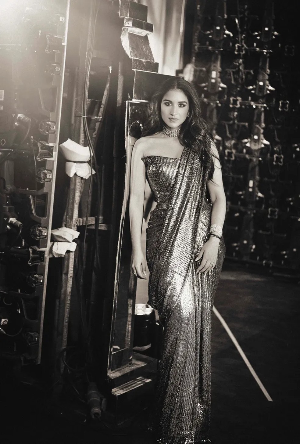 "Para o after-party, usei meu look preferido da noite: um saree feito inteiramente de malha de metal, idealizado pela minha estilista Rhea e pelo designer Manish Malhotra. Esta roupa tinha um espartilho que acrescentava um toque moderno, criando uma fusão impressionante de estilos tradicionais indianos e contemporâneos" — Foto: Signe Vilstrup