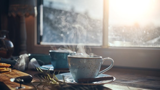 5 chás para aquecer durante o inverno e seus benefícios