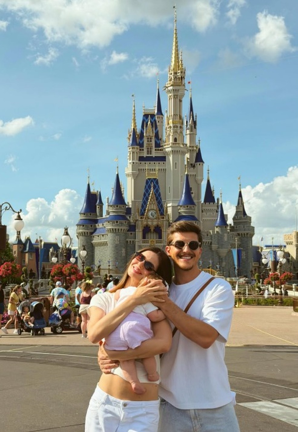 Camila Queiroz e Klebber Toledo levam a filha para a Disney — Foto: Reprodução/Instagram