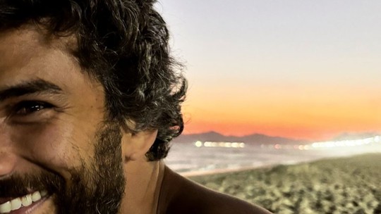 Hugo Moura exibe clique raro em praia paradisíaca