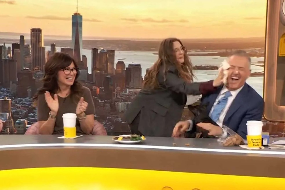 Drew Barrymore jogando bolo na cara de Ross Mathews — Foto: O Show da Drew Barrymore