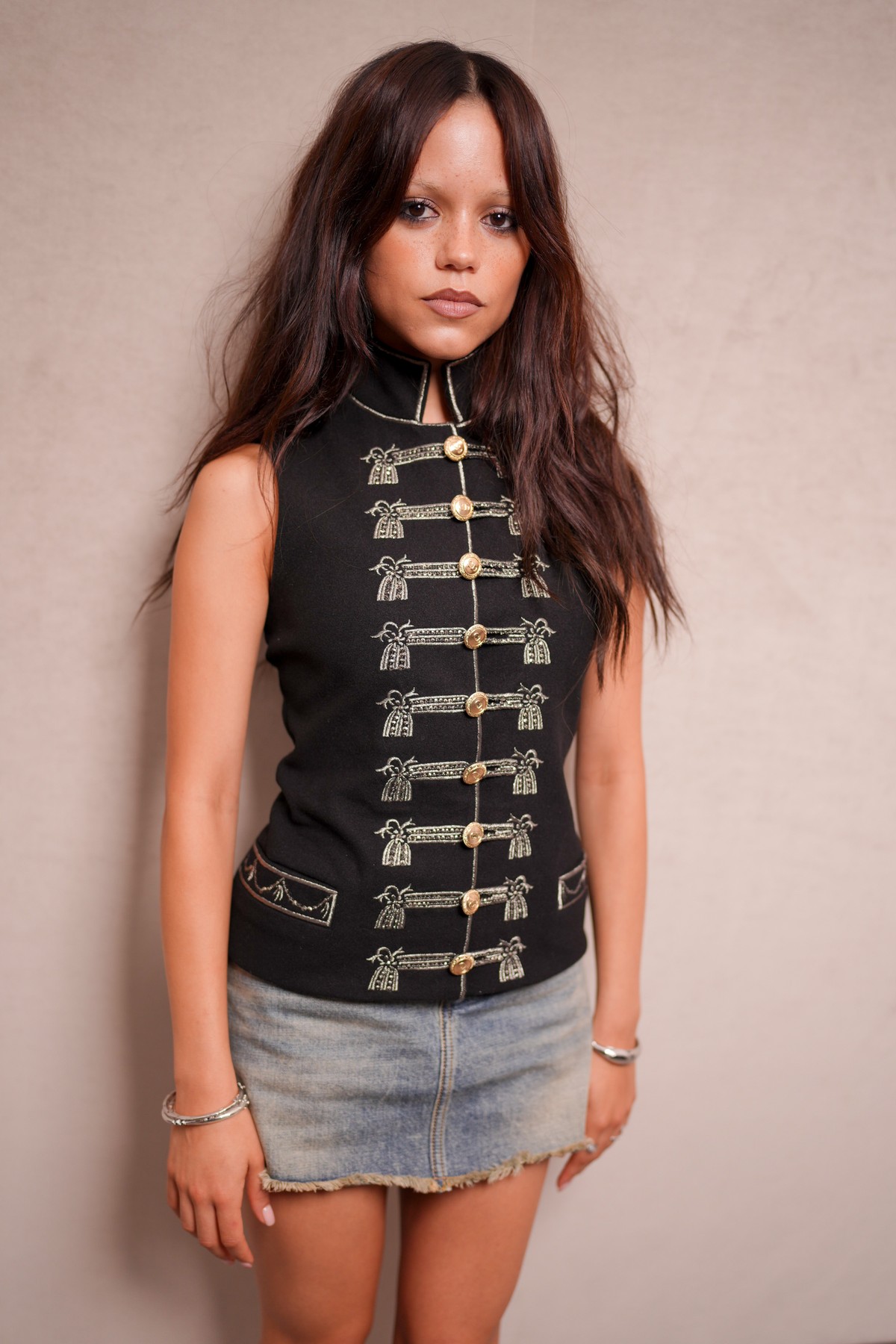 Jenna Ortega aposta em minissaia jeans para desfile de grife em Paris