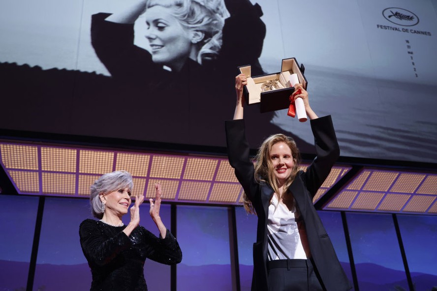 Justine Triet recebe a Palma de Ouro por 'Anatomy of a Fall' de Jane Fonda