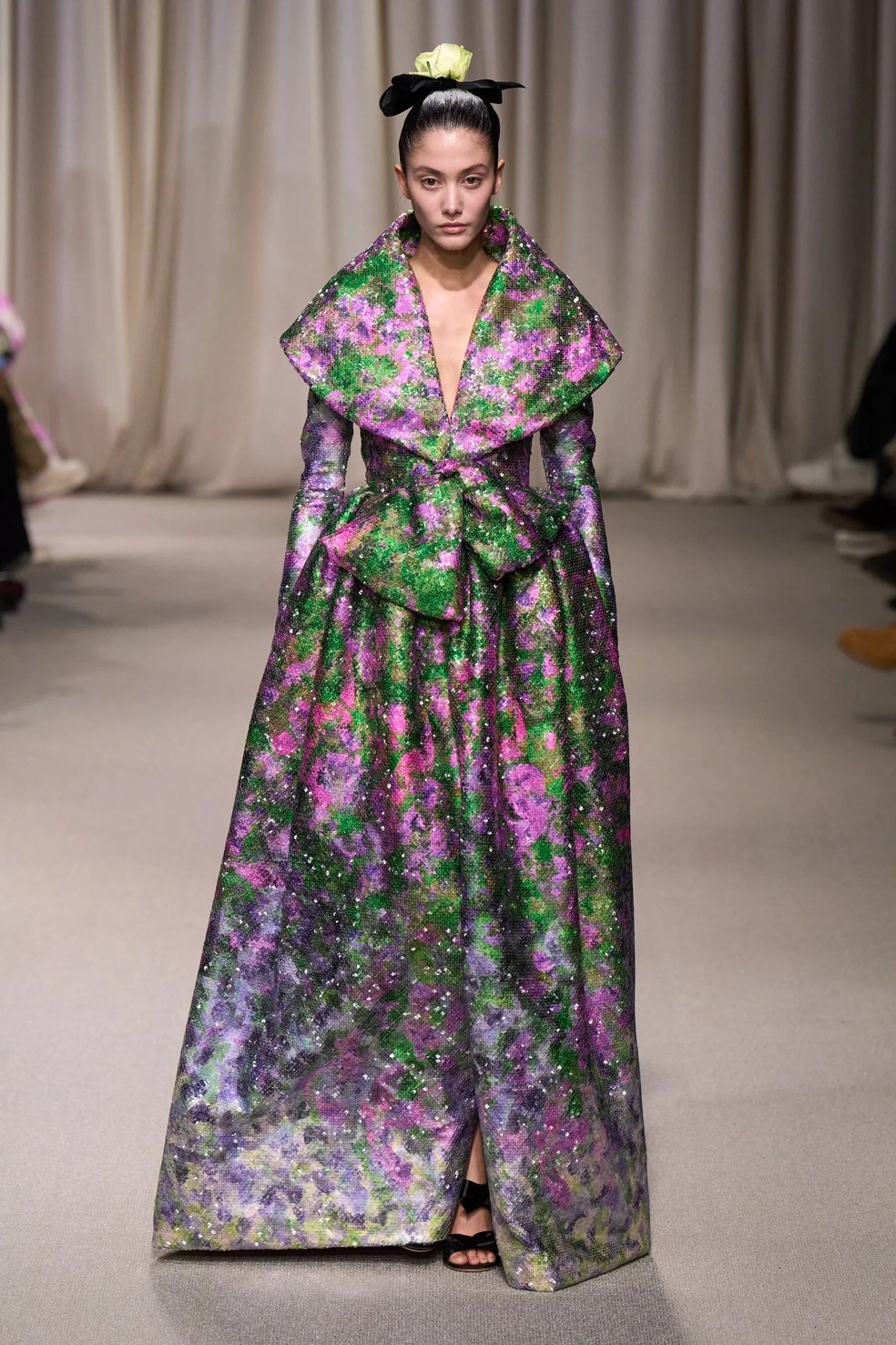 Um look da coleção Couture de verão 2024 de Giambattista Valli.  — Foto: Vogue Runway