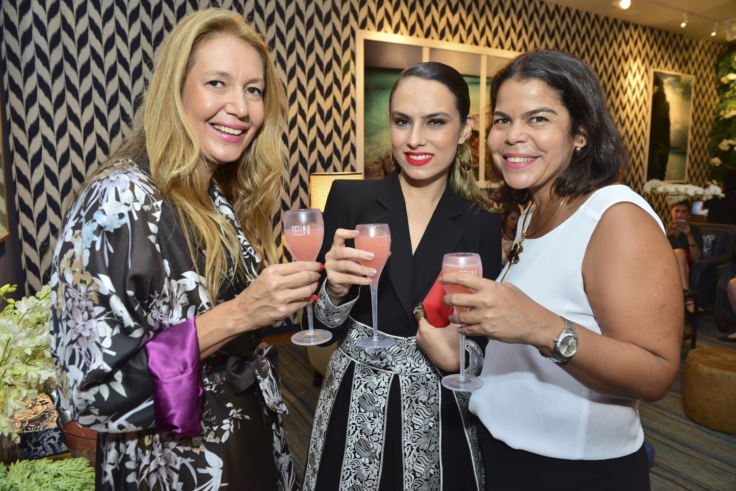 Cheers: Donata Meirelles, Patricia Bonaldi e Daniela Falcão. Nossa diretoras de estilo e redação respectivamente brindam o ótimo momento da estilista mineira