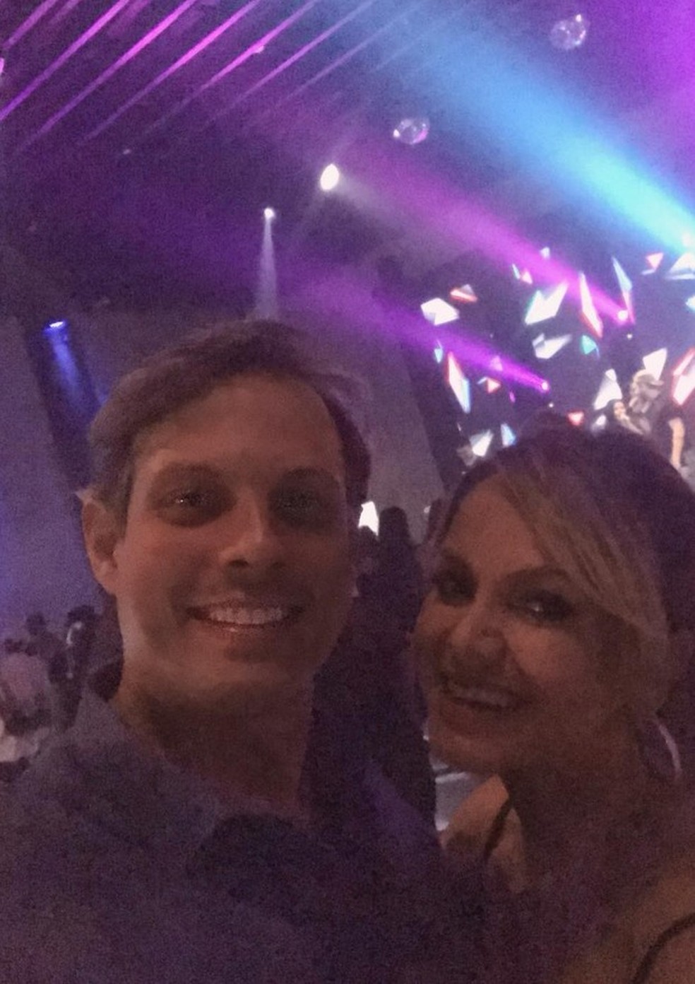 Após nascimento da filha, Eliana curte noite na balada com o marido