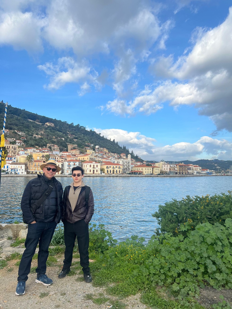 Leandro Karnal e Vitor Fadul na ilhota de Cranae, em Gytheio, Grécia — Foto: Arquivo pessoal