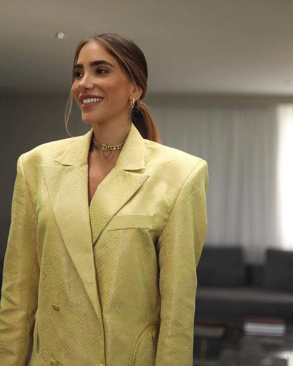 Romana Novais elege look all yellow para aconselhar os fãs