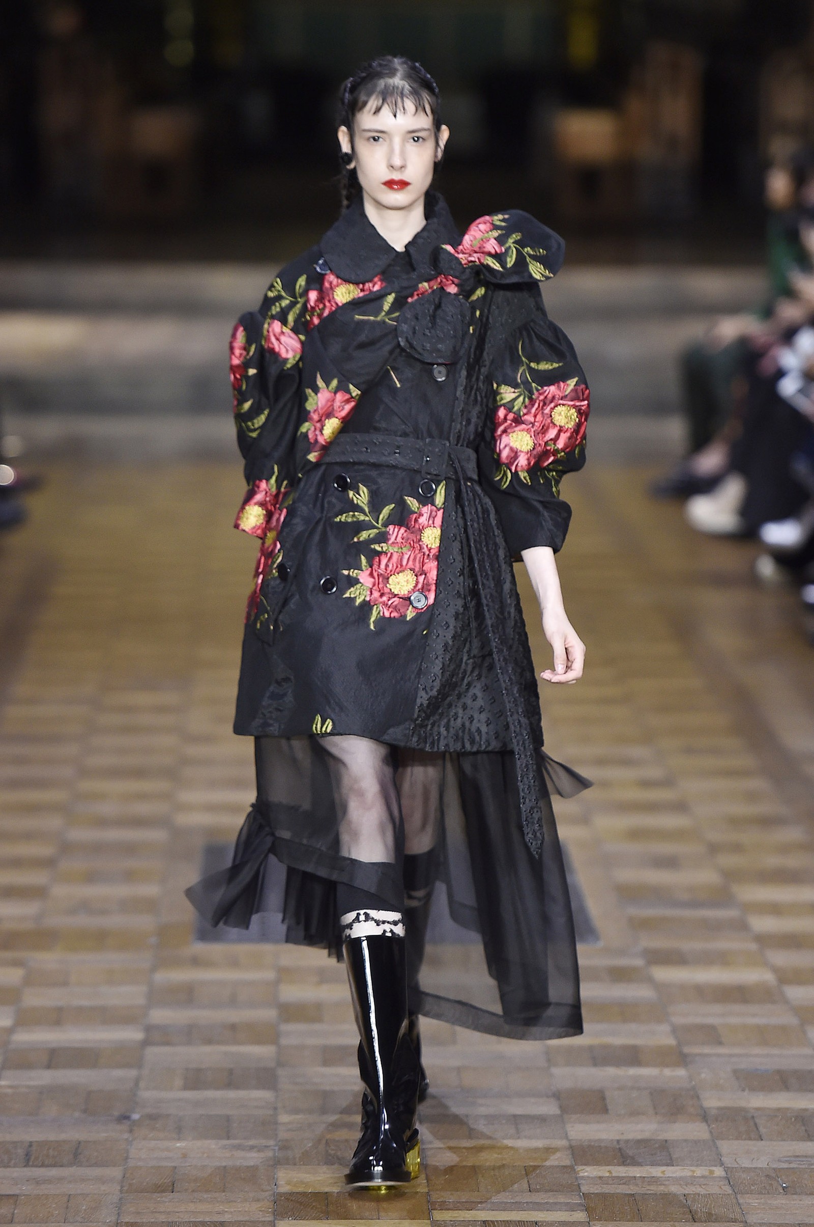 Simone Rocha assina verão romântico e marcado pela sensibilidade