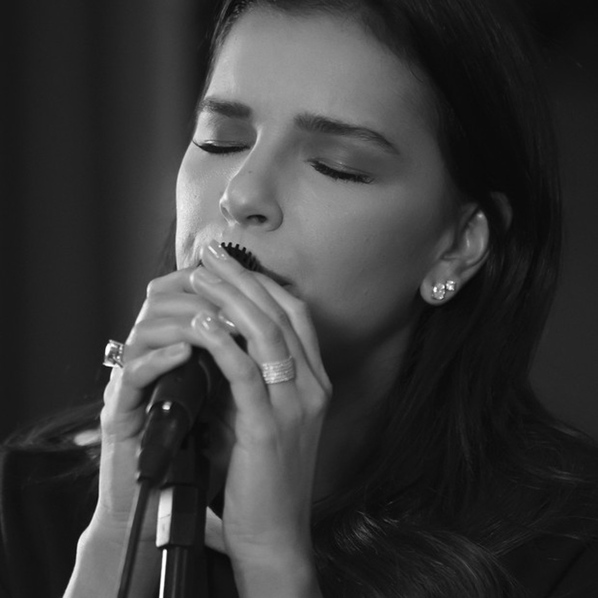Mariana Rios fala sobre carreira musical, beleza e feminismo
