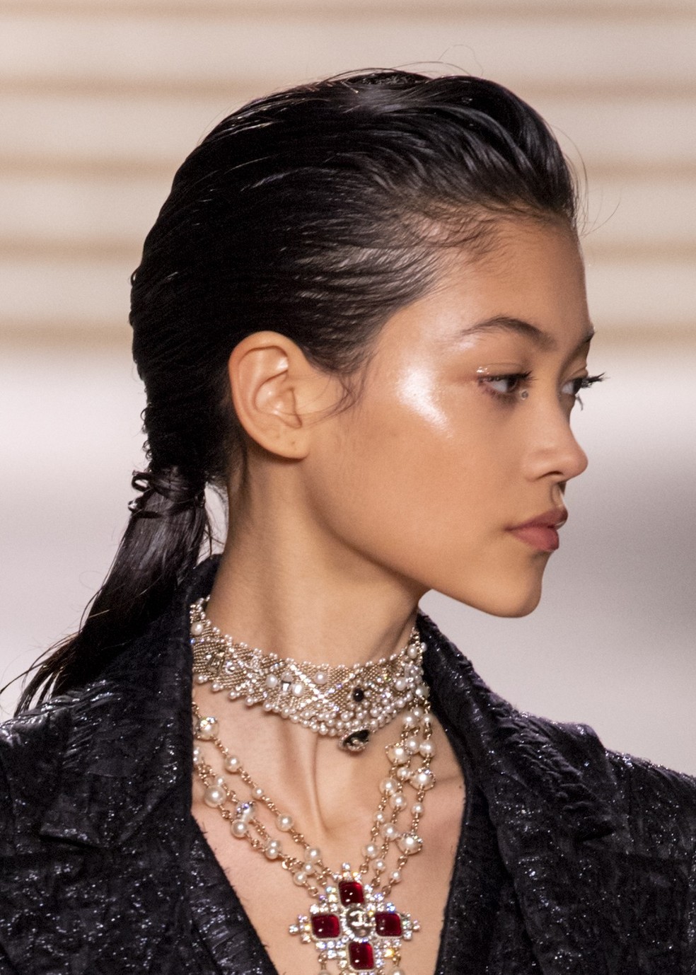 5 dicas de beleza para as festas de fim de ano saídas da passarela de Métiers d'art da Chanel (Foto: WireImage) — Foto: Vogue