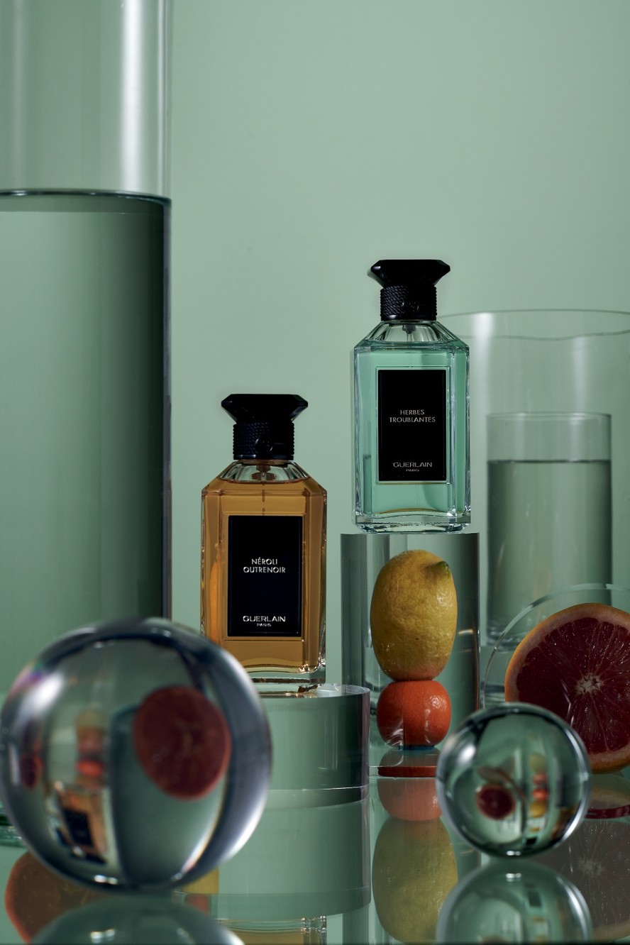 Os perfumes Néroli Outrenoir (R$ 3.100, 200 ml) e Herbes Troublantes (R$ 3.100, 200 ml) da linha de alta perfumaria da Guerlain, a L’Art & La Matière