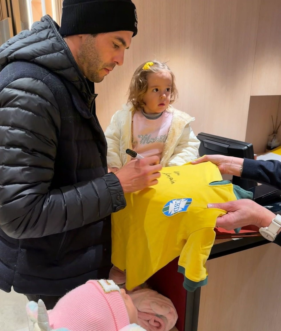 Kaká dá autógrafo na Suíça — Foto: Reprodução/Instagram