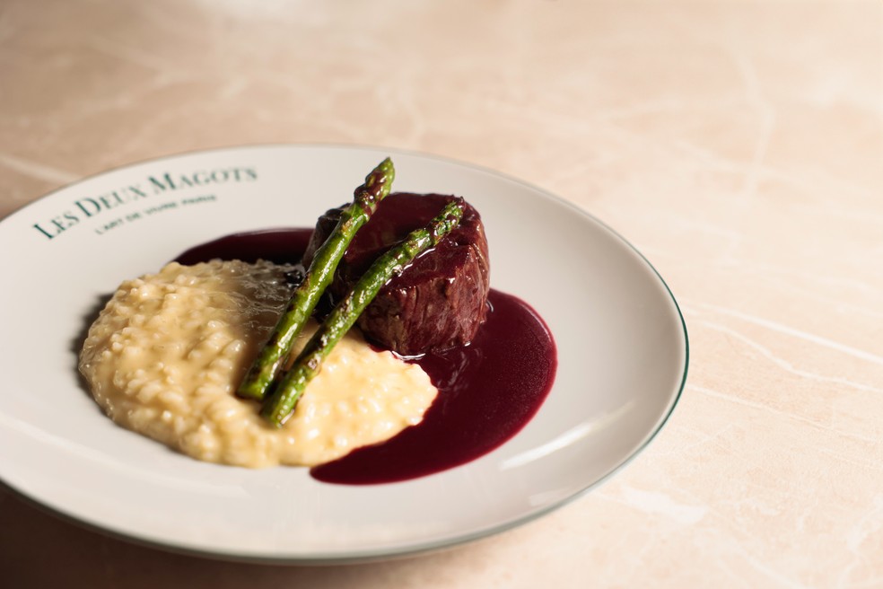 Prove o filet mignon ao molho rôti com risoto de parmesão e aspargos do Les Deux Magots — Foto: Divulgação