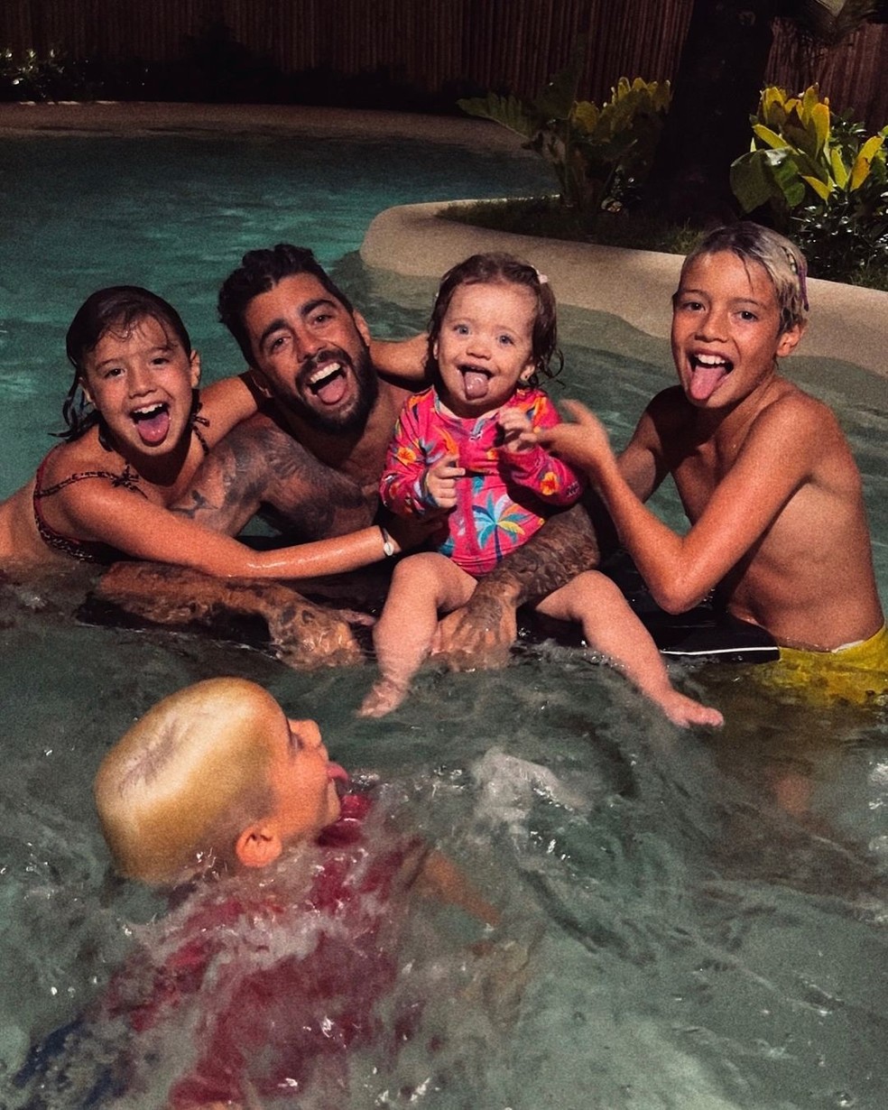 Pedro Scooby posa com filhos — Foto: reprodução/instagram