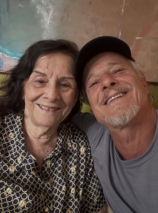 Iguais? Marcello Novaes emociona web ao posar com a mãe de 92 anos: 